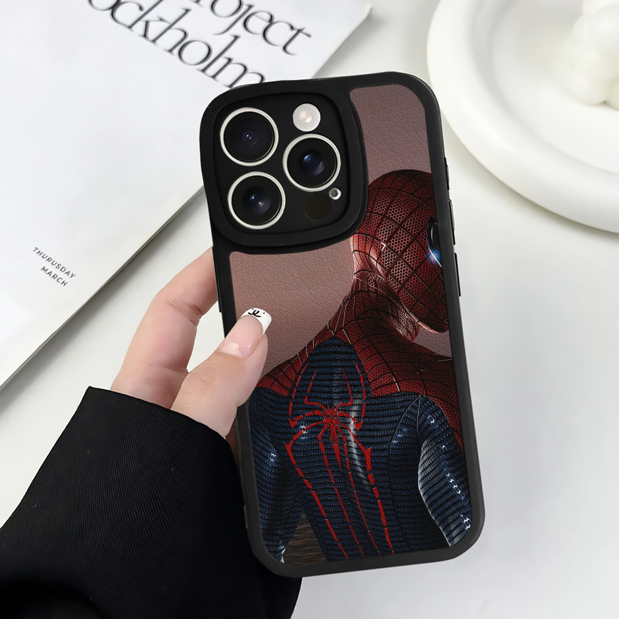Spider Man スパイダーマン 【iPhone 16シリーズ対応】シリコンスマホケース（レザー調） 材質：シリコン